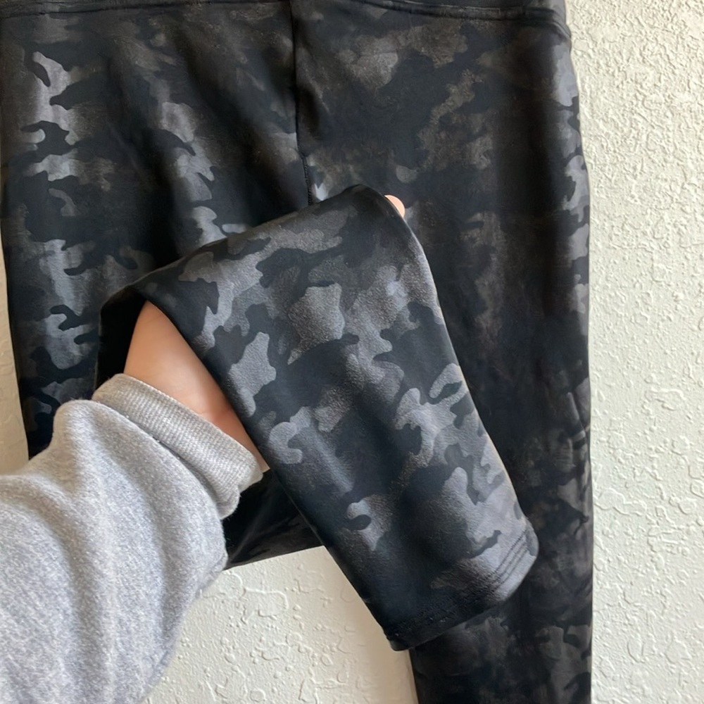Spanx Black Camo Faux Leather Leggings Tummy Control High Waisted extra Large - Picture 7 of 9